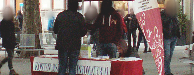 Salafistischer Infostand in einer Fußgängerzone Salafistischer Infostand in einer Fußgängerzone
