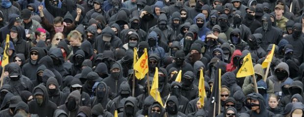 Das Bild zeigt einen schwarzen Block. Das Bild zeigt einen schwarzen Block.
