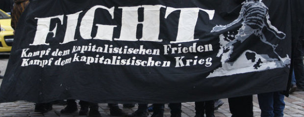 Transparent mit Aufruf zum Kampf gegen den Kapitalismus Transparent mit Aufruf zum Kampf gegen den Kapitalismus