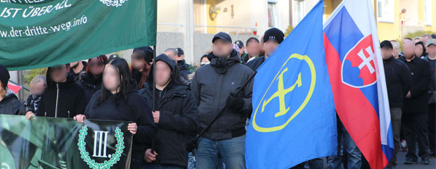 Das Bild zeigt Teilnehmer einer Kundgebung der Partei Der Dritte Weg. Das Bild zeigt Teilnehmer einer Kundgebung der Partei Der Dritte Weg.