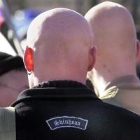 Das Bild zeigt zwei Aktivisten der Skinheadszene. Das Bild zeigt zwei Aktivisten der Skinheadszene.