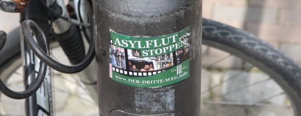 Aufkleber der Partei Der Ditte Weg mit der Aufschrift "Asylflut stoppen".