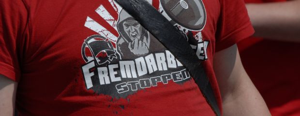 Das Bild zeigt eine Person, die ein T-Shirt mit dem Aufdruck "Fremdarbeiter stoppen" trägt. Das Bild zeigt eine Person, die ein T-Shirt mit dem Aufdruck "Fremdarbeiter stoppen" trägt.