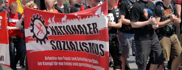 Das Bild zeigt einen Demonstrationszug von Neonazis. Das Bild zeigt einen Demonstrationszug von Neonazis.