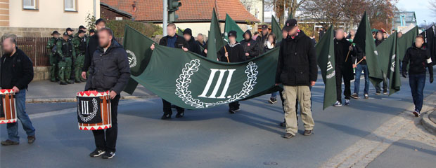 Das Bild zeigt Teilnehmer einer Kundgebung der Partei Der Dritte Weg. 