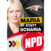Das Bild zeigt ein Wahlplakat der NPD, auf dem eine blonde sowie eine mit einem Schleier verhüllte Frau nebeneinander zu sehen sind, daneben der Schriftzug "Maria statt Scharia".