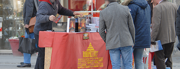 Das Bild zeigt einen Dianetics-Stand der Scientology-Organisation in einer Fußgängerzone.