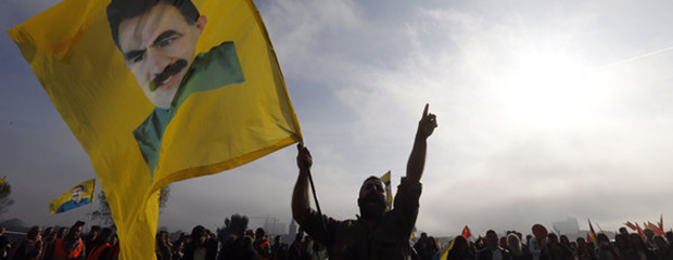 Ein Öcalan-Anhänger schwenkt eine Fahne mit dem Kopf des PKK-Führers